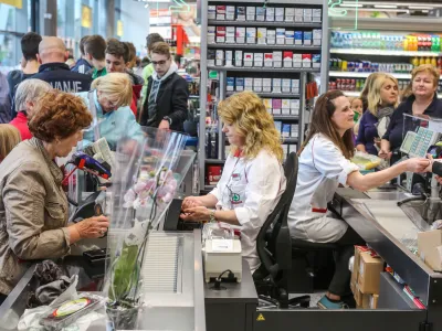 Trgovina Spar v Zalogu, trgovina, market, hrana, davčna blagajna- 09.05.2016 - Poslovno-upravni center Zalog, Agrokombinatska cesta 2, - projekt javno-zasebnega partnerstva med Mestno občino Ljubljana in drubo SPAR Slovenijad.o.o..     //FOTO: Bojan Velikonja 