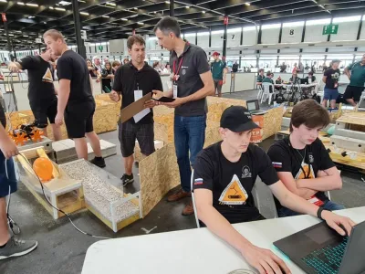 Dijaki &Scaron;CC so v Franciji postali svetovni podprvaki v robotiki - Celje. Na &Scaron;olskem centru Celje so izjemno ponosni na nedavni uspeh svojih dijakov, ki so se v Franciji udeležili leto&scaron;njega svetovnega prvenstva v upravljanju re&scaron;evalnih robotov RoboCup 2023, na katerem so zasedli odlično drugo mesto. Dijakom Juliji, Tadeju, Aljažu, Mateju, Anžetu in Luki so pot v Bordeaux zagotovili njihovi predhodniki v finalu svetovnega prvenstva v Avstraliji leta 2019, ki so zasedli tretje mesto in bili najbolj&scaron;i Evropejci v kategoriji &raquo;re&scaron;evalnih robotov&laquo;. Tokratni udeleženci svetovnega prvenstva so bili leto&scaron;nji dijaki programa tehnik mehatronik Tadej Cerov&scaron;ek iz &Scaron;marja pri Jel&scaron;ah, zlati maturant Aljaž Herodež iz Prebolda, Matej Jančič in Anže Mesarič iz Roga&scaron;ke Slatine ter Luka Podkrižnik iz &Scaron;entjurja, ob omenjenih fantih pa je bila tudi diamantna maturantka Julija Weiss iz občine Tabor, ki je kot edina ženska predstavnica dokazala, da tudi dekleta obvladajo tehniko. Ob vrnitvi v Slovenijo sta svetovne podprvake na matični &scaron;oli, srednji &scaron;oli za strojni&scaron;tvo, mehatroniko in medije &Scaron;olskega centra Celje sprejela ravnateljica Simona Črep in podžupan Mestne občine Celje Uro&scaron; Lesjak. &raquo;Na&scaron;a naloga je bila ustvariti 3D natisnjenega robota, primernega za vožnjo po različnih terenih s pomočjo kamere in za zaznavanje različnih ovir, s katerimi se lahko srečamo na terenu. Rezultat je presegel tudi na&scaron;a pričakovanja, nas povezal kot ekipo in nas ponesel do naslova svetovnih podprvakov,&laquo; je ob vrnitvi ponosno povedala diamantna maturantka Julija Weiss. &raquo;Izziv je bilo odpravljanje posameznih tehničnih problemov na tekmovanju, ki so se velikokrat pojavili. Dijaki so morali pokazati veliko timskega dela in samoiniciativnosti, ravnanje v stresnih situacijah, obenem pa iskati tudi dobre re&scaron;itve. In vse to jim je odlično uspelo,&laquo; pa je dijake pohvalil mentor Matej Veber, ki je skupaj z Matjažem Cizejem bdel nad nadebudno &scaron;estčlansko ekipo. Z uvrstitvijo na leto&scaron;njem svetovnem prvenstvu pa si je omenjena &scaron;ola zagotovila tudi vstopnico za RoboCup 2024, ki bo naslednje leto v nizozemskem Antwerpnu. <br><br>