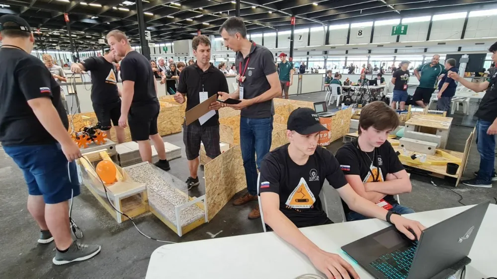 Dijaki &Scaron;CC so v Franciji postali svetovni podprvaki v robotiki - Celje. Na &Scaron;olskem centru Celje so izjemno ponosni na nedavni uspeh svojih dijakov, ki so se v Franciji udeležili leto&scaron;njega svetovnega prvenstva v upravljanju re&scaron;evalnih robotov RoboCup 2023, na katerem so zasedli odlično drugo mesto. Dijakom Juliji, Tadeju, Aljažu, Mateju, Anžetu in Luki so pot v Bordeaux zagotovili njihovi predhodniki v finalu svetovnega prvenstva v Avstraliji leta 2019, ki so zasedli tretje mesto in bili najbolj&scaron;i Evropejci v kategoriji &raquo;re&scaron;evalnih robotov&laquo;. Tokratni udeleženci svetovnega prvenstva so bili leto&scaron;nji dijaki programa tehnik mehatronik Tadej Cerov&scaron;ek iz &Scaron;marja pri Jel&scaron;ah, zlati maturant Aljaž Herodež iz Prebolda, Matej Jančič in Anže Mesarič iz Roga&scaron;ke Slatine ter Luka Podkrižnik iz &Scaron;entjurja, ob omenjenih fantih pa je bila tudi diamantna maturantka Julija Weiss iz občine Tabor, ki je kot edina ženska predstavnica dokazala, da tudi dekleta obvladajo tehniko. Ob vrnitvi v Slovenijo sta svetovne podprvake na matični &scaron;oli, srednji &scaron;oli za strojni&scaron;tvo, mehatroniko in medije &Scaron;olskega centra Celje sprejela ravnateljica Simona Črep in podžupan Mestne občine Celje Uro&scaron; Lesjak. &raquo;Na&scaron;a naloga je bila ustvariti 3D natisnjenega robota, primernega za vožnjo po različnih terenih s pomočjo kamere in za zaznavanje različnih ovir, s katerimi se lahko srečamo na terenu. Rezultat je presegel tudi na&scaron;a pričakovanja, nas povezal kot ekipo in nas ponesel do naslova svetovnih podprvakov,&laquo; je ob vrnitvi ponosno povedala diamantna maturantka Julija Weiss. &raquo;Izziv je bilo odpravljanje posameznih tehničnih problemov na tekmovanju, ki so se velikokrat pojavili. Dijaki so morali pokazati veliko timskega dela in samoiniciativnosti, ravnanje v stresnih situacijah, obenem pa iskati tudi dobre re&scaron;itve. In vse to jim je odlično uspelo,&laquo; pa je dijake pohvalil mentor Matej Veber, ki je skupaj z Matjažem Cizejem bdel nad nadebudno &scaron;estčlansko ekipo. Z uvrstitvijo na leto&scaron;njem svetovnem prvenstvu pa si je omenjena &scaron;ola zagotovila tudi vstopnico za RoboCup 2024, ki bo naslednje leto v nizozemskem Antwerpnu. <br><br>