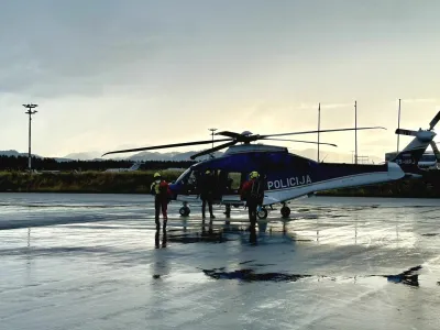 Izgubljeni, prezebli in onemogli pohodnici so v dolino prepeljali s policijskim helikopterjem. 