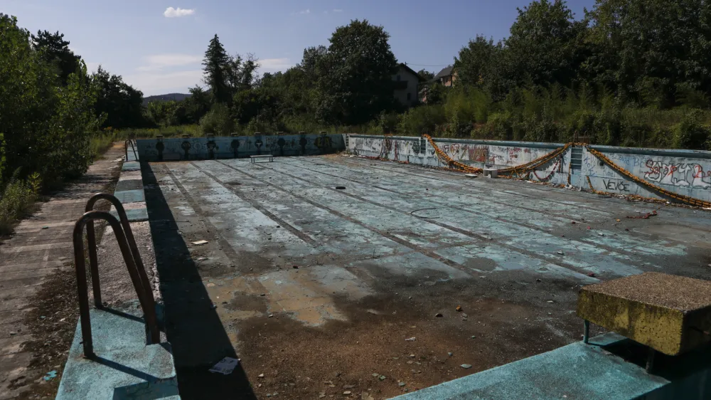 Kopali&scaron;če Vevče, ki je več let zapu&scaron;čeno propadalo, je Mestna občina Ljubljana kupila leta 2018, da ga obnovi.