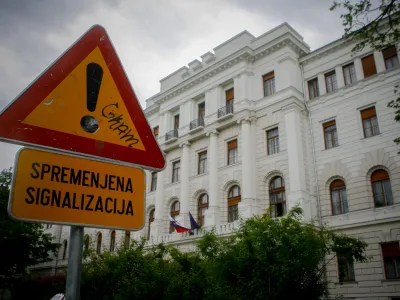 Službi za nadzor sodi&scaron;č že od njene ustanovitve očitajo, da gre za spečo nevarnost, ki je izvr&scaron;ilni veji oblasti odprla vrata v sodstvo.