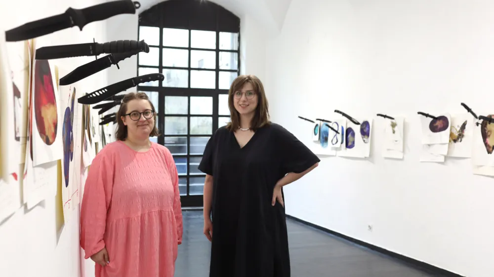 kuratorki Lara Plavčak in Ur&scaron;ka Aplinc iz Zavoda za sodobno umetnost SCCA &ndash; Ljubljana. - 13.07.2023 &ndash; &Scaron;KUC - razstava Bolano (sick) s kuratorkama Ur&scaron;ko Aplinc in Laro Plavčak //FOTO: Bojan Velikonja