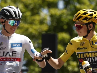 Cycling - Tour de France - Stage 13 - Chatillon-Sur-Chalaronne to Grand Colombier - France - July 14, 2023 UAE Team Emirates' Tadej Pogacar with Team Jumbo&ndash;Visma's Jonas Vingegaard ahead of stage 13 REUTERS/Benoit Tessier