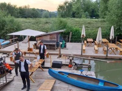 Mariborski flosarji gostom ponudijo splavarjenje po Dravi. F Vesna Levičnik