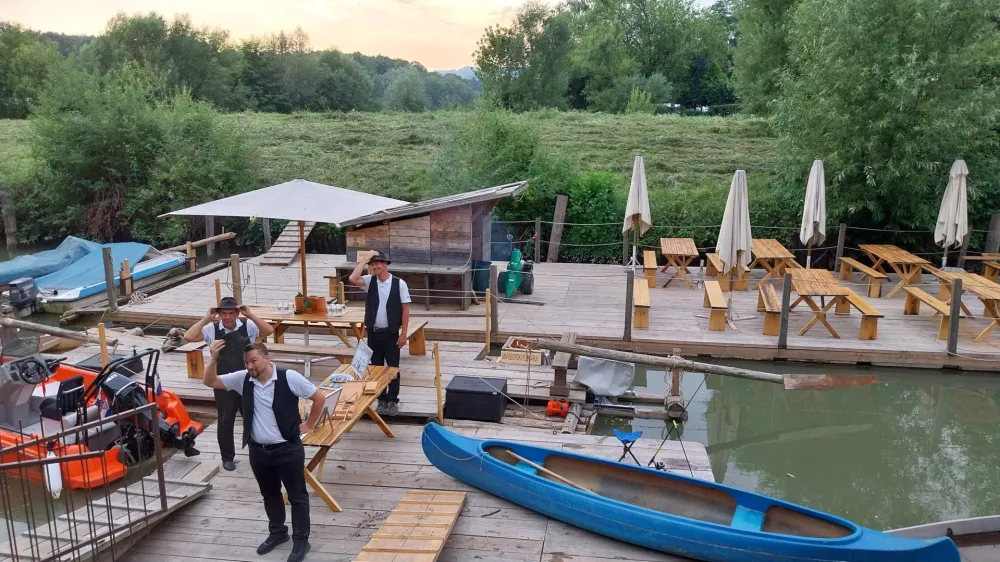 Mariborski flosarji gostom ponudijo splavarjenje po Dravi. F Vesna Levičnik