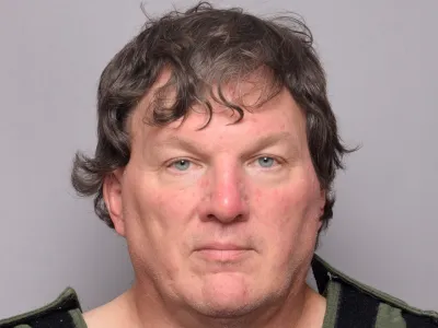 Devetinpetdesetletni arhitekt Rex Heuerman je živel manj kot pol ure vožnje stran od plaže Gilgo, kjer so odkrili ostanke najmanj enajstih žrtev. Za umore treh so ga že obtožili.
&nbsp;