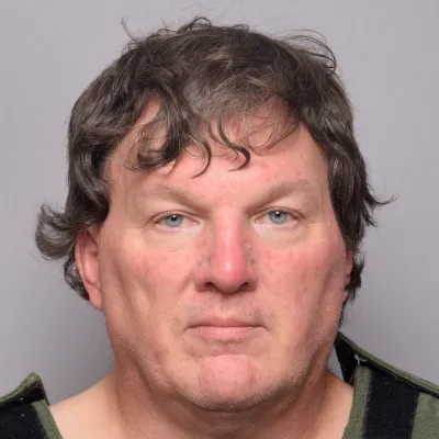 Devetinpetdesetletni arhitekt Rex Heuerman je živel manj kot pol ure vožnje stran od plaže Gilgo, kjer so odkrili ostanke najmanj enajstih žrtev. Za umore treh so ga že obtožili.
 