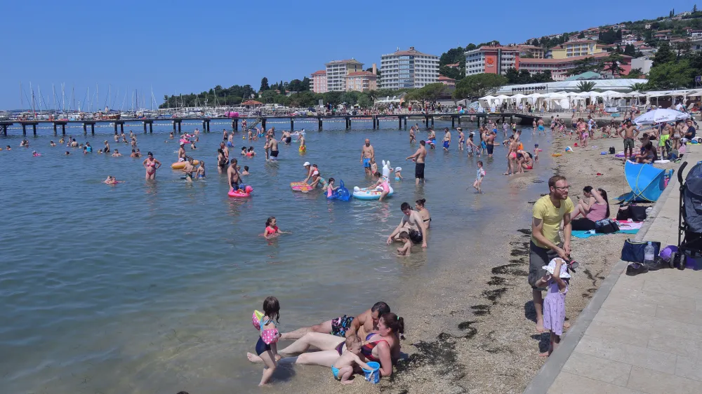 PortoroĹľ, 28.06.2020plaĹľa PortoroĹľ, turizem, kopalci, poletje, morje,hoteli,