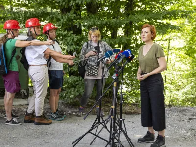 Cerkno, bolnica Franja.<br>Ministrica za kulturo Asta Vrecko, drzavni sekretar Marko Rusjan, generalna direktorica direktorata za kulturno dediscino Spela Spanzel in drzavna sekretarka za kulturo v kabinetu predsednika vlade Kaja Sirok na ogledu obmocja Partizanske bolnice Franja, ki je bilo prizadeto v casu zadnjih vremenskih ujm.