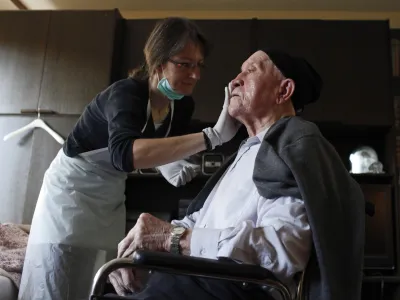 socialna oskrbovalka Ožbolt Zvezdana - socialna oskrba na domu - pomoč starej&scaron;im in bolnim - nega - starostniki //FOTO: Luka Cjuha