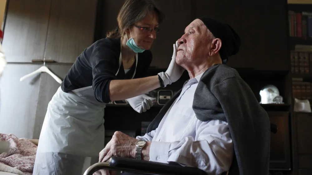 socialna oskrbovalka Ožbolt Zvezdana - socialna oskrba na domu - pomoč starej&scaron;im in bolnim - nega - starostniki //FOTO: Luka Cjuha