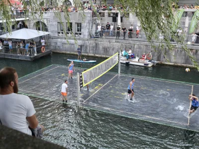 16.08.2022 - Ljubljana: Odbojkarski spektakel na vodi<br>Platforma na reki z igri&scaron;čem dimenzij 7 krat 14 metrov je potopljena 10 centimetrov pod vodno gladino, igri&scaron;če pa je označeno s svetlobnimi črtami.<br>