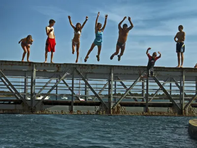 Nikoli ne skačimo v kalno ali preplitvo vodo, pred skokom vedno preverimo njeno globino. Foto: Bojan Velikonja&nbsp;