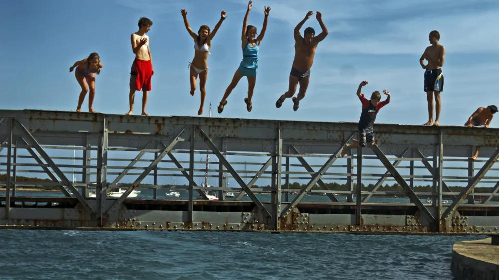 Nikoli ne skačimo v kalno ali preplitvo vodo, pred skokom vedno preverimo njeno globino. Foto: Bojan Velikonja&nbsp;