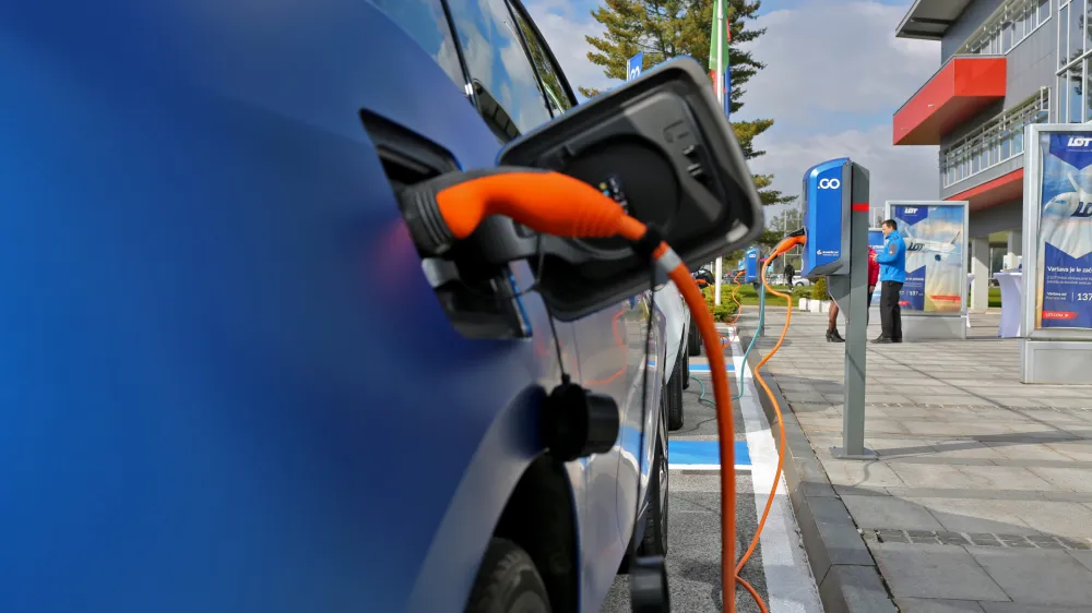 - električna polnilnica za električno vozilo - - polnilna postaja - električna mobilnost -- 12.10.2016 - Aerodrom Ljubljana - Letali&scaron;če Jožeta Pučnika Brnik - avtomobilsko postajali&scaron;če za souporabo električnih vozil Avant2Go - car sharing, e-prevoz na klic - //FOTO: Bojan Velikonja