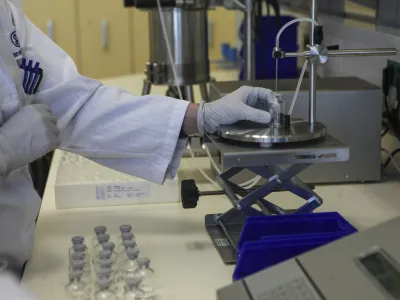 novi laboratorijski objekt - laboratorij - razvoj končnih farmacevtskih oblik -biolo&scaron;ka zdravila - farmacija<br><br><br>- 21.01.2016 - Podjetje Sandoz Biofarmacevtika LEK Menge&scaron;, farmacevtsko podjetje - razvoj podobnih biolo&scaron;kih zdravil - novi laboratorijski objekt - laboratorij -     ///FOTO: Luka Cjuha..