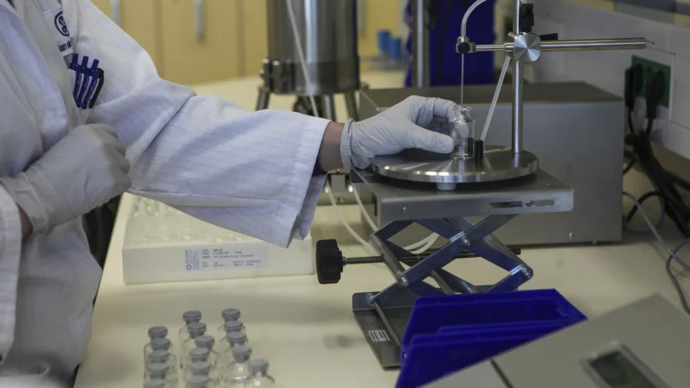 novi laboratorijski objekt - laboratorij - razvoj končnih farmacevtskih oblik -biolo&scaron;ka zdravila - farmacija<br><br><br>- 21.01.2016 - Podjetje Sandoz Biofarmacevtika LEK Menge&scaron;, farmacevtsko podjetje - razvoj podobnih biolo&scaron;kih zdravil - novi laboratorijski objekt - laboratorij -     ///FOTO: Luka Cjuha..