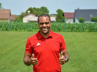 Marcos Magno Morales Tavares, nekdanji nogometa&scaron; NK Maribor, najbolj&scaron;i strelec kluba in 1.SNL vseh časov.<br><br>Tavares velja za enega izmed najuspe&scaron;nej&scaron;ih slovenskih nogometa&scaron;ev. Brazilski nogometa&scaron; s slovenskim potnim listom in ljubljenec mariborskega občinstva je z borbenostjo ter srčnostjo postal ikona NK Maribor. Kapetan vijoličastih je najbolj&scaron;i strelec prve slovenske nogometne lige, igralec z največ nastopi in goli pri NK Maribor, igralec z največ goli in nastopi na evropskih tekmah in tisti, ki je v slovenski ligi dosegel najhitrej&scaron;i gol &ndash; gol v osmih sekundah," je v predstavitvi zapisano na spletni strani dolgoletnega člana Maribora Marcosa Tavaresa, ki bo po koncu sezone 21/22 sklenil svojo nogometno pot. <br>Za Maribor je od leta 2008 zaigral na skupno 592 tekmah in pri tem dosegel 211 zadetkov. Od tega je 159 golov zabil v najmočnej&scaron;i slovenski ligi, gre za rekorden dosežek.<br><br>