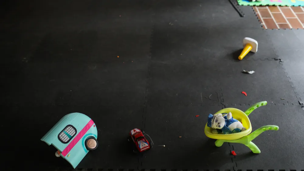 simbolična fotografija, otro&scaron;ke igrače, otro&scaron;tvo, otroci, zloraba otrok.- 14.12.2022 &ndash; Ankaran - Nastanitveni center za ukrajinske begunce Debeli rtič - Begunski otroci iz Ukrajine v Sloveniji &ndash; begunci - //FOTO: Bojan VelikonjaOPOMBA: REPORTAŽA ZA NEDELJSKI 2022