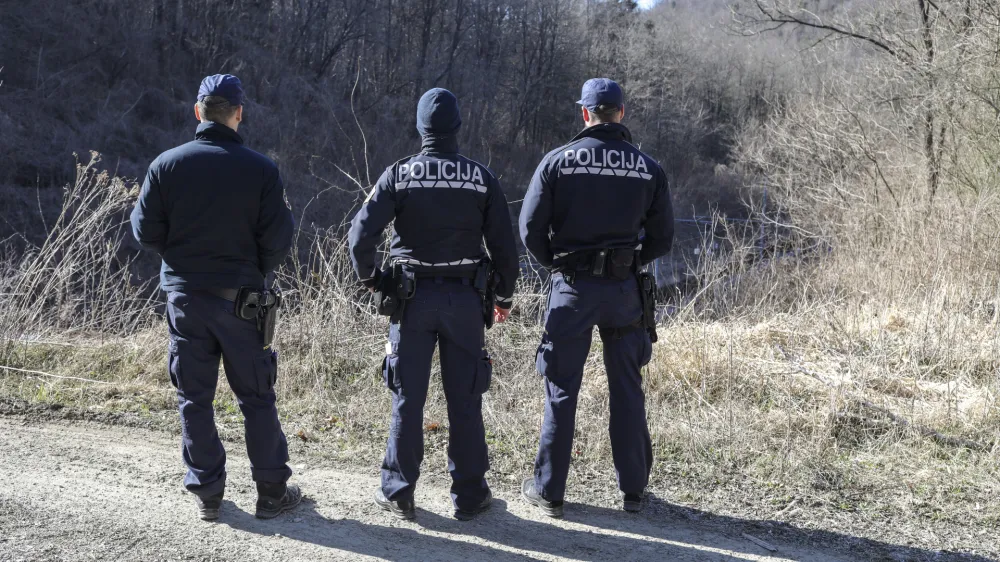 - schengen - policija, nadzor obmejnega območja - 26.03.2019 - Jel&scaron;ane - ilegalne migracije beguncev &ndash; ilegalni prehodi državne meje &ndash; begunska pot &ndash; migranti &ndash; begunci FOTO: Jaka GasarOPOMBA &ndash; REPORTAŽA ZA OBJEKTIV 2019