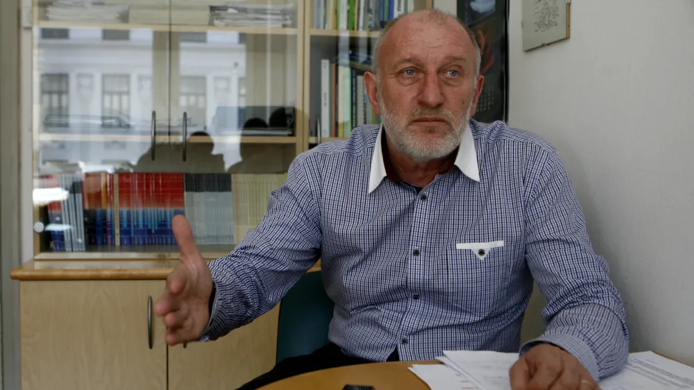 Dr. Du&scaron;an Plut, geograf - profesor za fizi?no in regionalno geografijo na oddelku za geografijo ljubljanske filozofske fakultete in zagovornik trajnostnega sonaravnega razvoja<br><br><br><br><br>//FOTO: Toma? Skale<br>OPOMBA: ZA OBJAVO V PRILOGI ? DNEVNIKOV OBJEKTIV - INTERVJU 2012