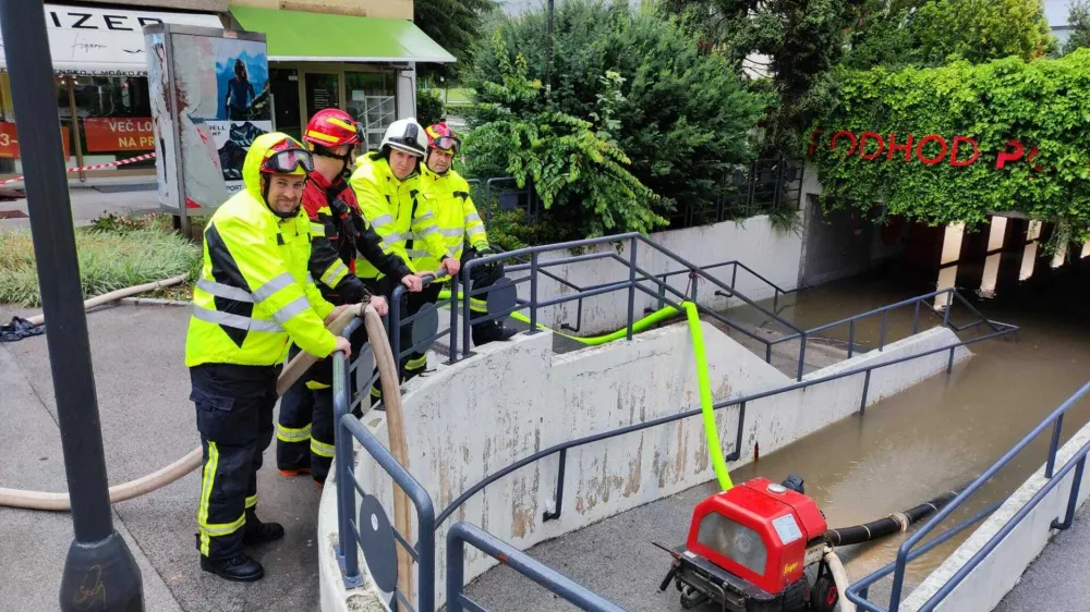 Zaradi zalitega podvoza in podzemnega dela poslovnega objekta so v Velenju aktivirali tudi regijsko enoto civilne za&scaron;čite za prečrpavanje vode.
