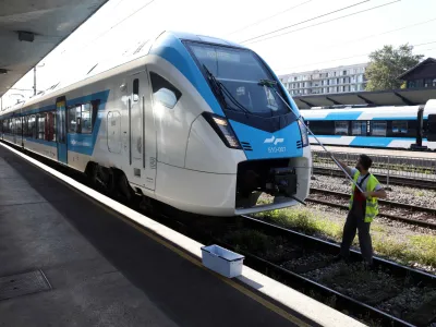 21.0. 2022&not; - Železni&scaron;ka postaja Ljubljana, či&scaron;čenje, vlak za Koper<br><br>Foto: Tomaž Skale<br>