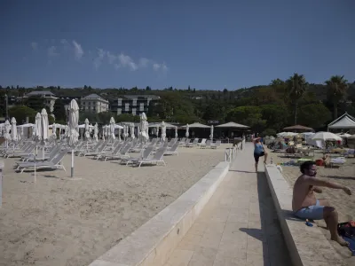 Plaža v Portorožu- 23.07.2022 - Redukcija vode zaradi su&scaron;e na Primorskem //FOTO: Nik Erik Neubauer