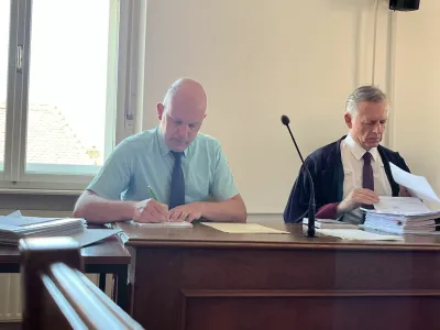 Kristijan Slodnjak, obtožen naročila umora Andreja Kirbi&scaron;a, z odvetnikom Andrejem Kacem (na sliki desno)
&nbsp;