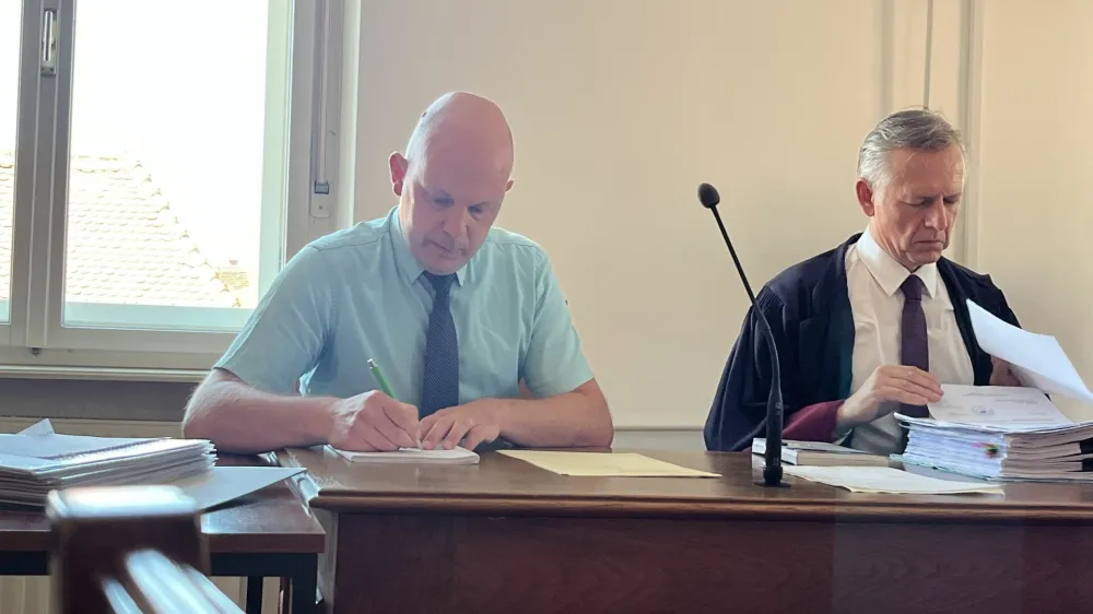 Kristijan Slodnjak, obtožen naročila umora Andreja Kirbi&scaron;a, z odvetnikom Andrejem Kacem (na sliki desno)
&nbsp;