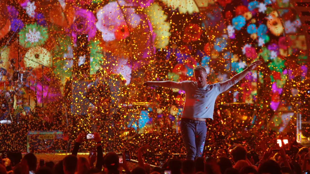 Coldplay lead singer Chris Martin performs during the iHeartRadio Music Festival at T-Mobile Arena in Las Vegas, Nevada U.S. September 22, 2017. REUTERS/Steve Marcus - RC168AB91950