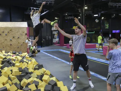 - 21.07.2023 - Trampolin park WOOP! Ljubljana, - projekt Otroci za otroke &ndash; otro&scaron;ke poletne počitnice in počitni&scaron;ko varstvo, Lesko&scaron;kova cesta 3 v Ljubljani //FOTO: Jaka Gasar