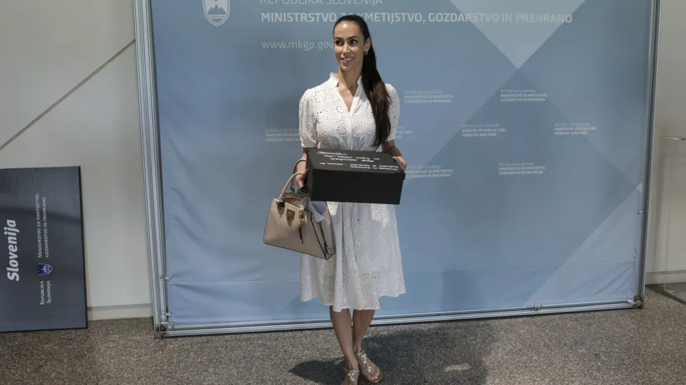 Tina Gaber- 24.07.2023 - protest proti poboju nutrij - predaja podpisov nasprotnikov izlova nutrij iz Ljubljanskega barja ministrstvu za kmetijstvo, gozdarstvo in prehrano;   //FOTO: Jaka Gasar