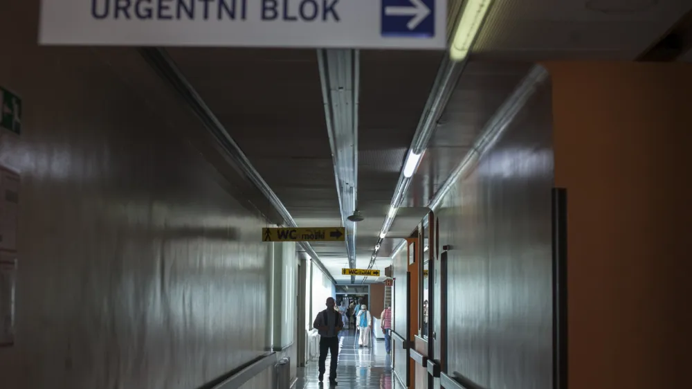 - čakalnica - Urgentni blok<br><br><br> - 04.06.2015 - Univerzitetni klinični center v Ljubljani - Internistična prva pomoč (IPP), specialistična služba, del Urgentnega bloka Univerzitetnega kliničnega centra v Ljubljani - Urgentni blok UKC - urgenca -  ///FOTO: Luka Cjuha.