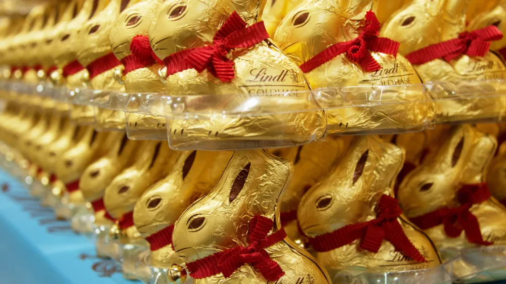 FILED - 09 March 2016, Bavaria, Munich: Lindt gold bunnies can be seen in a store. The Swiss chocolate manufacturer Lindt & Spr&uuml;ngli turned over more than 2 billion Swiss francs in the first half of the year, a feat it has never achieved before. Photo: Amelie Sachs/dpa