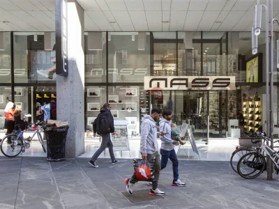 Z mnenji izvedenca Urankarja si pomagajo &scaron;tevilni prodajalci obutve, tudi trgovec Mass, pri katerem njegova mnenja smatrajo za kredibilna.