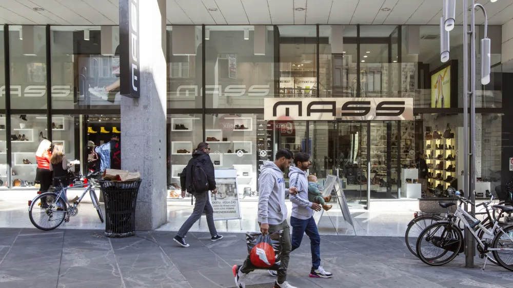 Z mnenji izvedenca Urankarja si pomagajo &scaron;tevilni prodajalci obutve, tudi trgovec Mass, pri katerem njegova mnenja smatrajo za kredibilna.