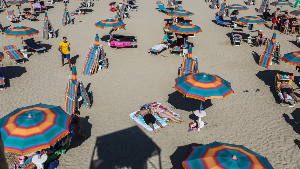 - Portorož - plaža -turizem, turistična sezona - 19.07.2016 - Poletni Dnevnik - počitni&scaron;ka reportaža na slovenski obali - poletno dopustovanje - turizem - poletje -      //FOTO: Bojan Velikonja