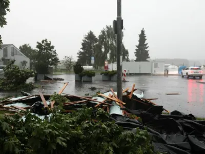 19.07.2023. Posledice nevihte na počivali&scaron;ču Tepanje na Avto cesti Maribor Ljubljana. Nevihtna celica je pre&scaron;la Slovenijo. Nevihta, neurje. 
