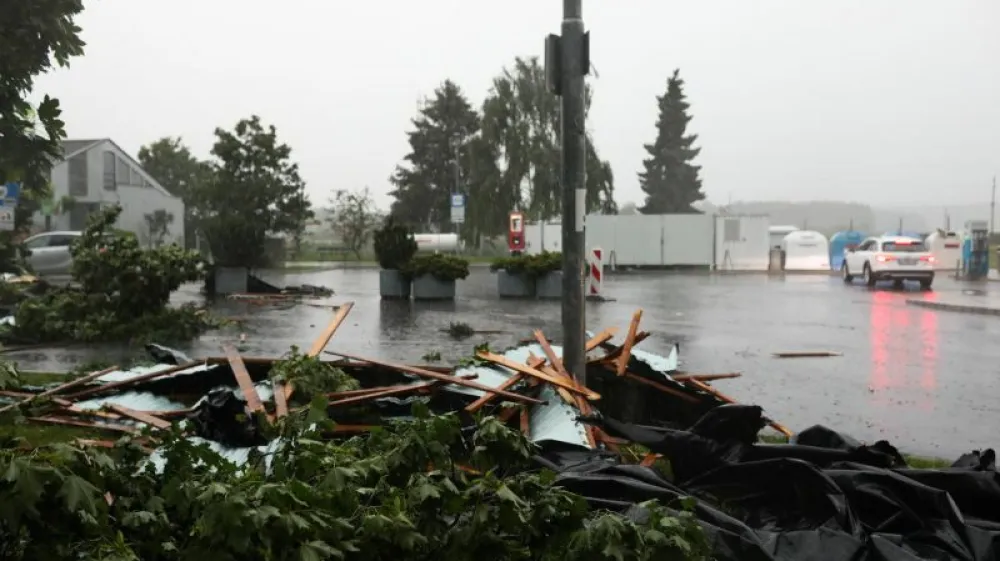 19.07.2023. Posledice nevihte na počivali&scaron;ču Tepanje na Avto cesti Maribor Ljubljana. Nevihtna celica je pre&scaron;la Slovenijo. Nevihta, neurje. 