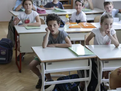 - 23.06.2023 - zaključek &scaron;olskega leta in začetek poletnih počitnic 2023 - zadnji dan pouka v &scaron;olskem letu 2022/23 - &scaron;olstvo, spričevala, učenci - osnovna &scaron;ola - Majda Vrhovnik //FOTO: Jaka Gasar