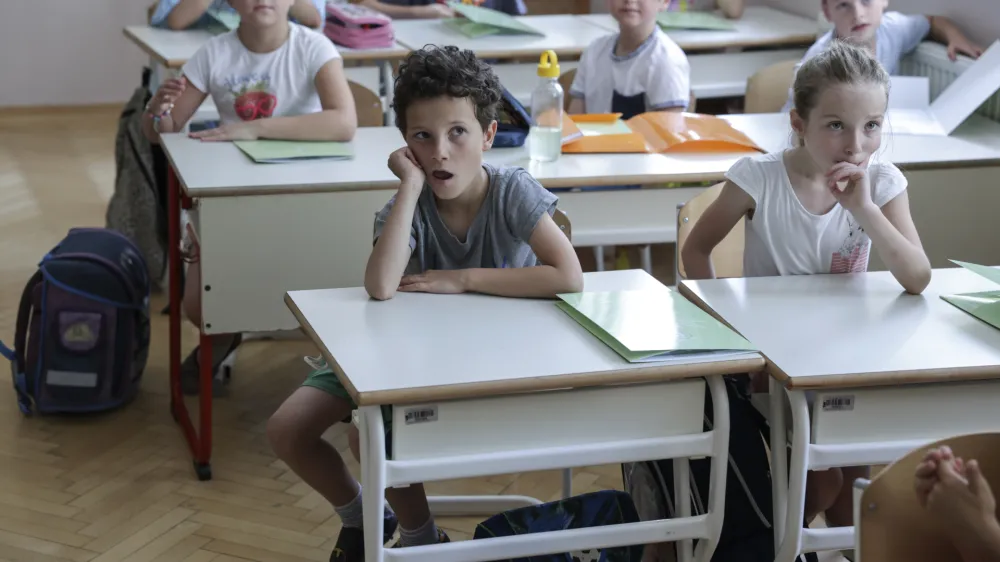 - 23.06.2023 - zaključek &scaron;olskega leta in začetek poletnih počitnic 2023 - zadnji dan pouka v &scaron;olskem letu 2022/23 - &scaron;olstvo, spričevala, učenci - osnovna &scaron;ola - Majda Vrhovnik //FOTO: Jaka Gasar