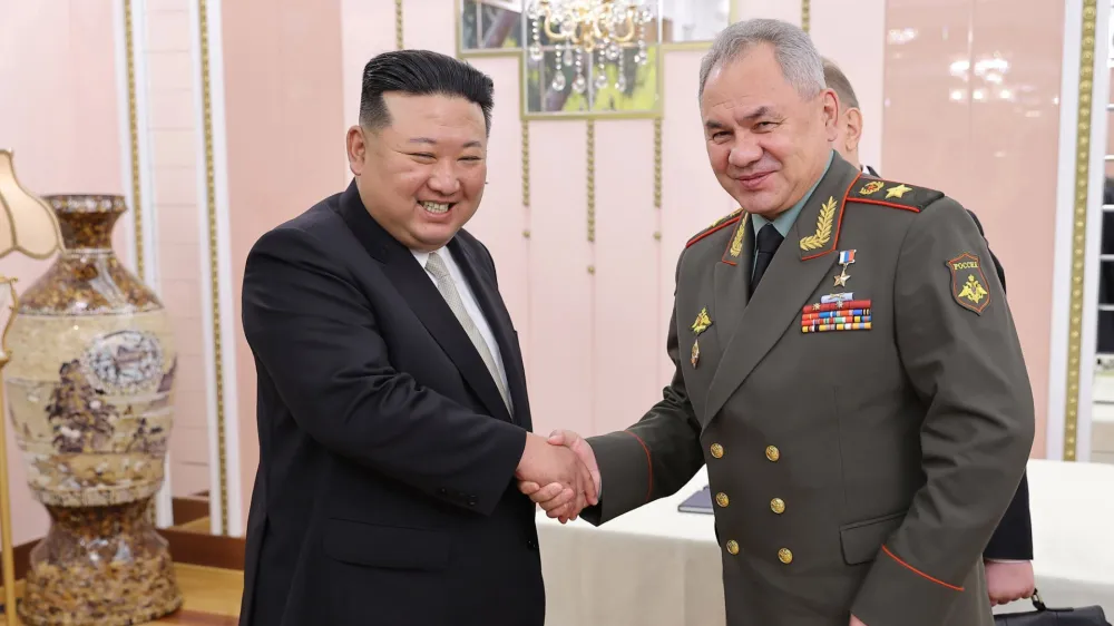 HANDOUT - 26 July 2023, North Korea, Pyongyang: A photo released by the North Korean state news agency (KCNA) on 27 July 2023 shows North Korean leader Kim Jong-un (L) meeting with Russian Defence Minister Sergey Shoigu at the headquarters of the Central Committee of the Workers' Party in Pyongyang. Photo: -/KCNA/KNS/dpa - ACHTUNG: Nur zur redaktionellen Verwendung und nur mit vollst&auml;ndiger Nennung des vorstehenden Credits