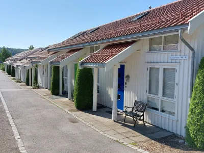 Ob večini zaključkov fjordov so turistična naselja, ki nudijo predvsem sprostitev.