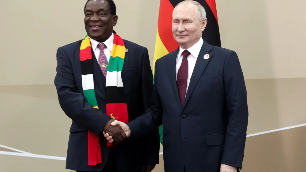 HANDOUT - 27 July 2023, Russia, Saint Petersburg: President of the Republic of Zimbabwe Emmerson Dambudzo Mnangagwa (L) welcomed by Russian President Vladimir Putin during an official ceremony to welcome the leaders of delegations to the Russia Africa Summit in St. Petersburg, Photo: -/KREMLIN/dpa - ATTENTION: editorial use only and only if the credit mentioned above is referenced in full
