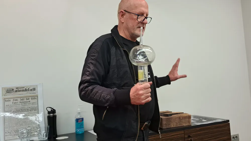 Srečko Lesjak s prvo žarnico iz leta 1879. Foto arhiv Thermane La&scaron;ko<br><br>FOTO: Oglas objavljen v dunajskem časopisu, v nem&scaron;kem jeziku. Foto arhiv Thermane La&scaron;ko<br><br>FOTO: La&scaron;ki župan Marko &Scaron;antej, predsednica uprave Thermane Mojca Leskovar, Srečko Lesjak in član uprave Thermane Dejan Balmazovič pri maketi vodnega kolesa. Foto arhiv Thermane La&scaron;ko<br><br>FOTO: Srečko Lesjak je bil pred leti tudi pobudnik za postavitev Muzeja elektroprenosa Fala La&scaron;ko. Foto osebni arhiv