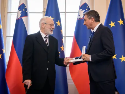 Biv&scaron;i predsednik Borut Pahor je na Novi univerzi, ki jo vodi Peter Jambrek (za govorni&scaron;kim odrom), prevzel katedro za slovenski nacionalni program. Na fotografiji iz leta 2017 s podpisniki ljubljanske pobude o prihodnosti Evrope s predlogom nove evropske ustave.