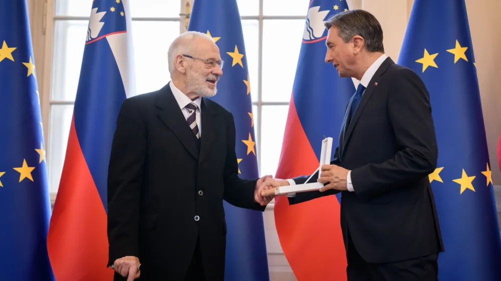 Biv&scaron;i predsednik Borut Pahor je na Novi univerzi, ki jo vodi Peter Jambrek (za govorni&scaron;kim odrom), prevzel katedro za slovenski nacionalni program. Na fotografiji iz leta 2017 s podpisniki ljubljanske pobude o prihodnosti Evrope s predlogom nove evropske ustave.