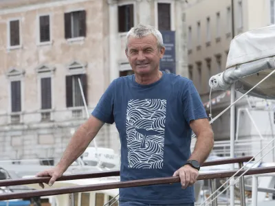 Rok Dominik: Tako kot na avtocesti ne more rasti trava, ker se po njej neprestano vozijo, tako tudi v morju ne more ostati nič živega, če se po dnu neprestano vlečejo mreže. F Jaka Jera&scaron;a